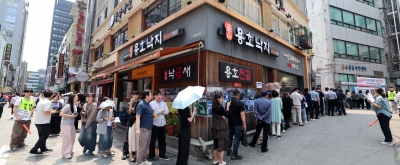 [포토] 점심시간 이용 사전투표하는 시민들