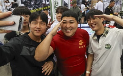 [포토] 고졸 인재 채용 엑스포 방문한 '무적해병' 개그맨 박경호