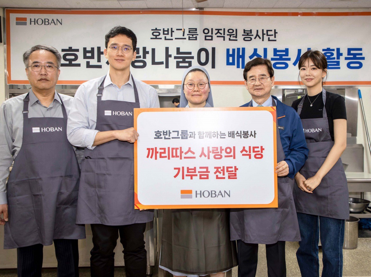 호반그룹 경영진이 까리따스 사랑의 식당 기부금 전달식 진행 후 기념 촬영하고 있다.
사진은 김선규 호반그룹 회장(사진 왼쪽 네번째)와 송종민 대한전선 대표이사(첫번째), 김대헌 호반그룹
기획총괄사장(두번째), 김민형 호반그룹 커뮤니케이션실 상무(다섯번째), 최클레토 까리따스 사랑의 식당
수녀. 호반그룹 제공
