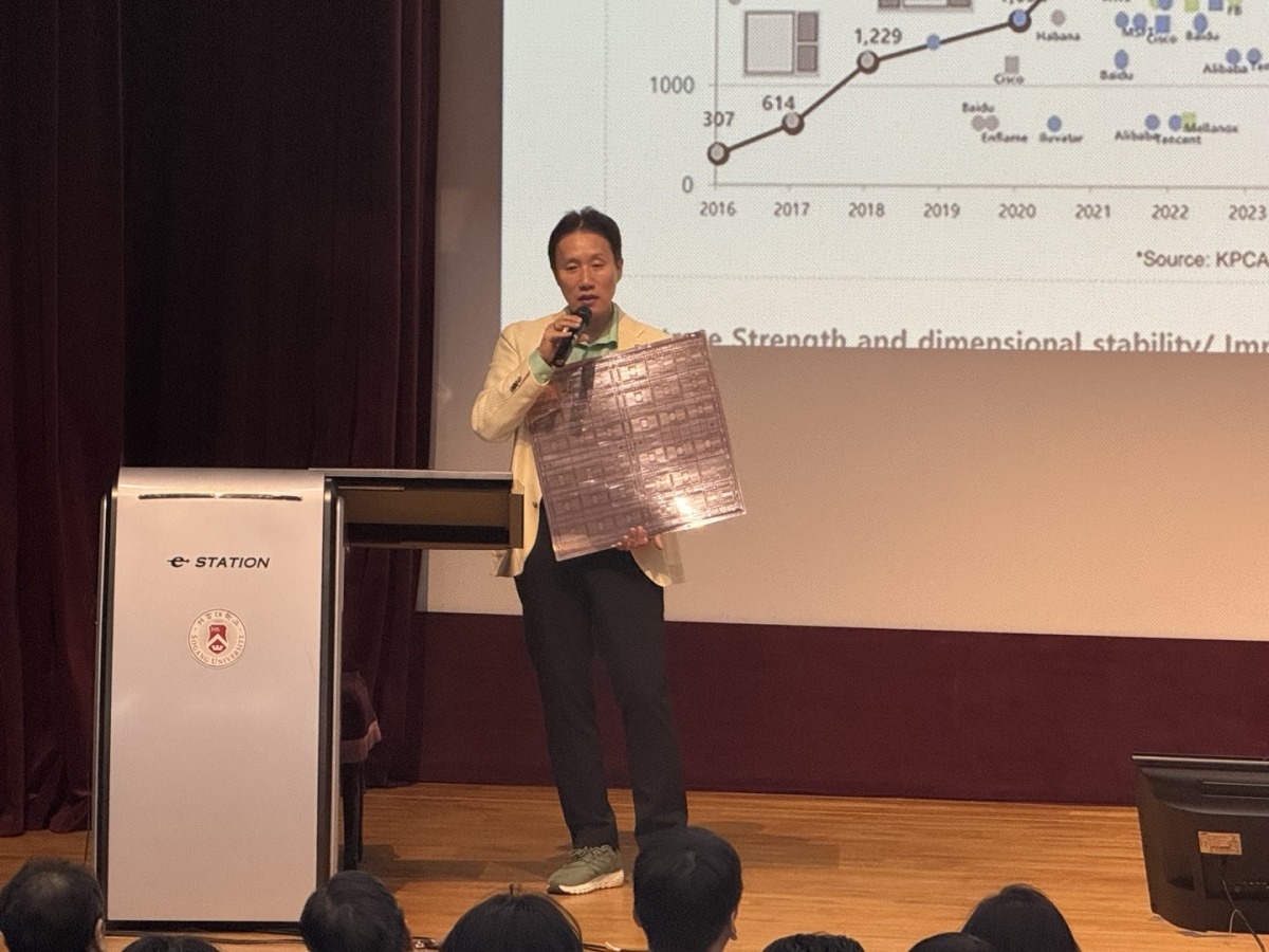 박철민 삼성전기 상무가 자사 유리기판 시제품을 들어보이고 있다./사진=최영총 기자