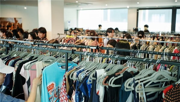 지난해 6월 열린 나눔옷장 시즌2 행사장에서 참가자들이 옷을 고르고 있다. 사진 제공=뉴스펭귄