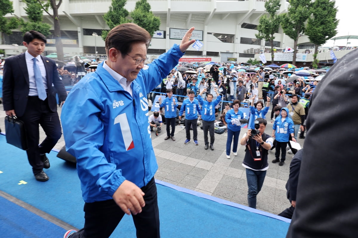 더불어민주당 이재명 대선 후보가 29일 서울 송파구 잠실종합운동장 광장에서 열린 강동구·송파구 집중 유세를 마친 후 연단을 나서고 있다. 연합뉴스