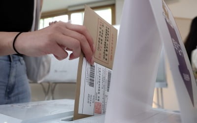 단독 강남구, '남편 신분증으로 투표' 공무원 A씨 직위해제