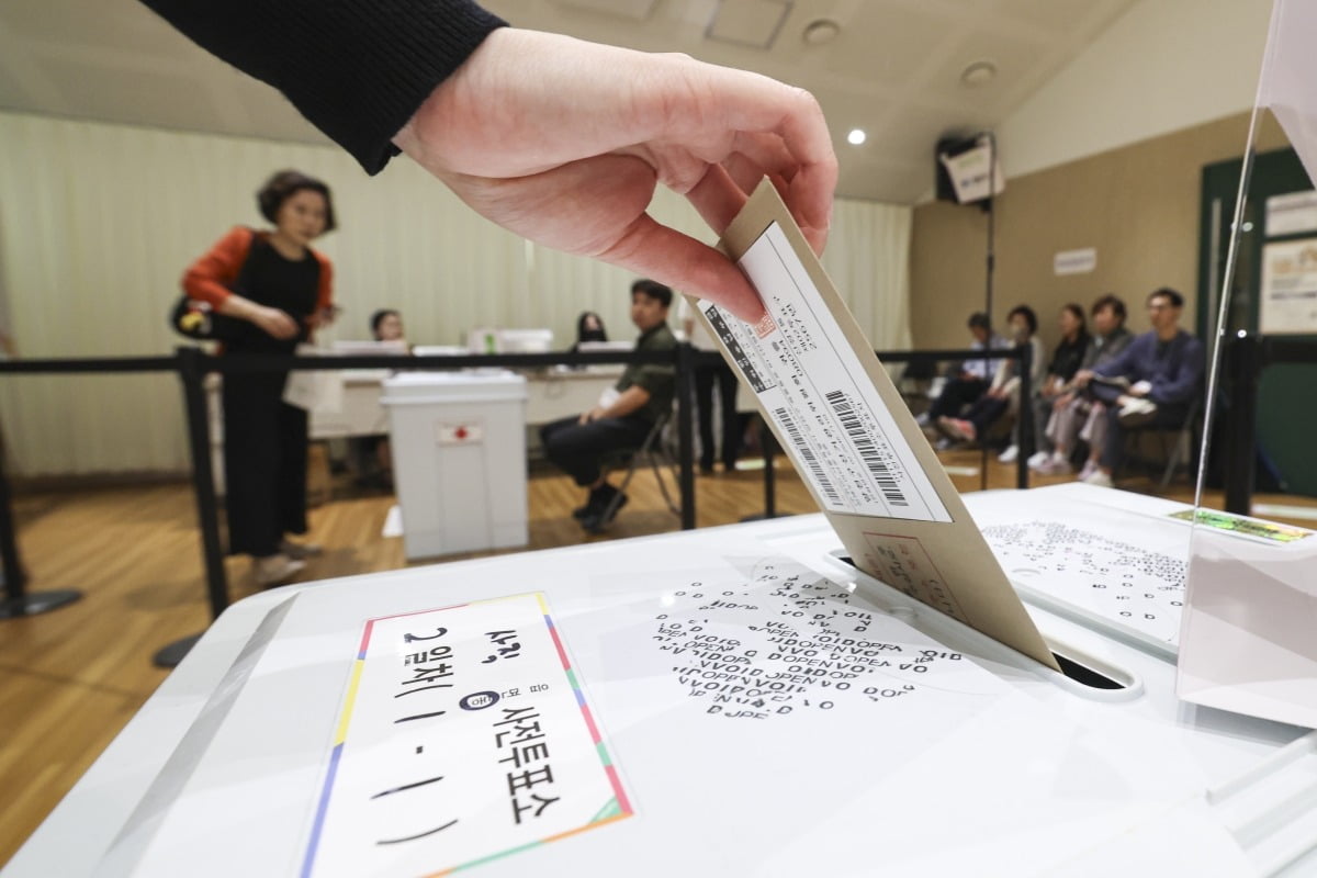 제21대 대통령 선거 사전 투표 둘째 날인 30일 서울 종로구 사직동주민센터에 마련된 사전투표소에서 유권자가 투표하고 있다.