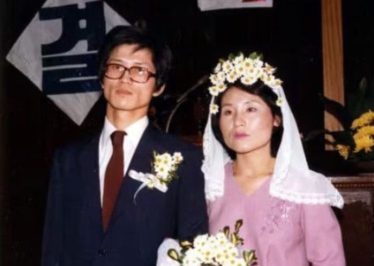1981년 9월 김문수 국민의힘 대선 후보와 설난영 씨의 결혼 사진. 설 씨는 웨딩드레스가 아닌 원피스를 입고 식을 올렸다. (사진 = 김문수 후보 측 제공)