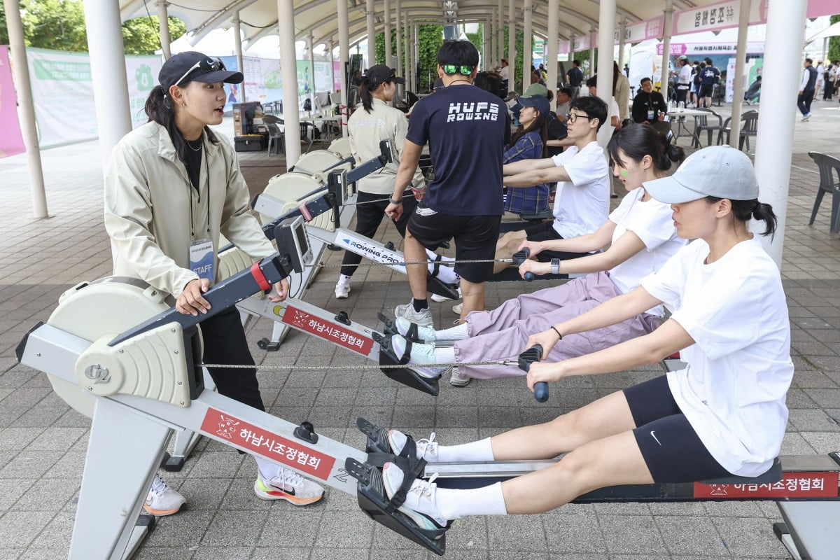 30일 서울 광진구 뚝섬한강공원에서 열린 제2회 토토사이트 사라짐 한강 운동회에서 시민들이 조정체험을 즐기고 있다.