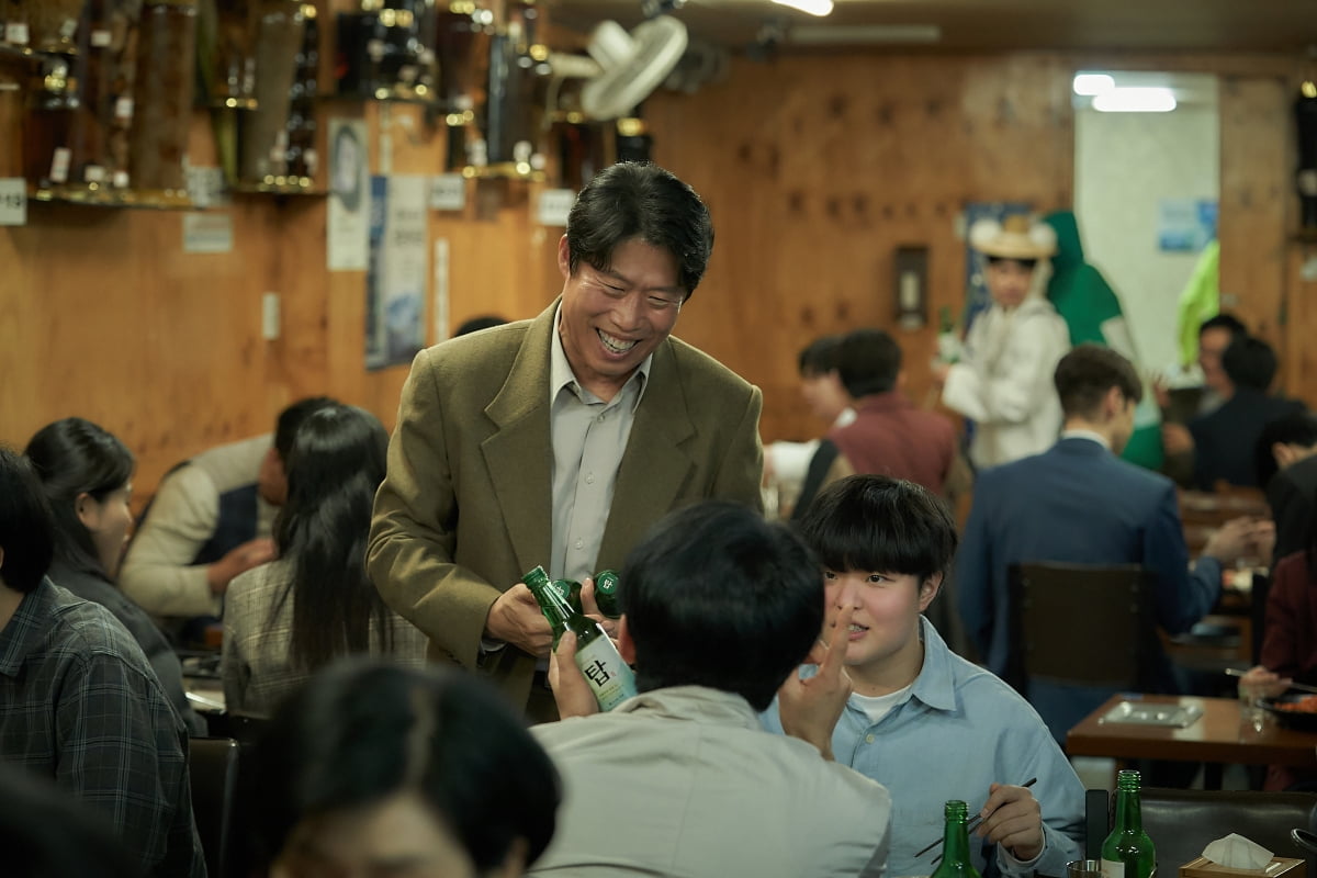 황금 연휴에 뭐 보지? '하이파이브' vs '소주전쟁' [김예랑의 영화랑]
