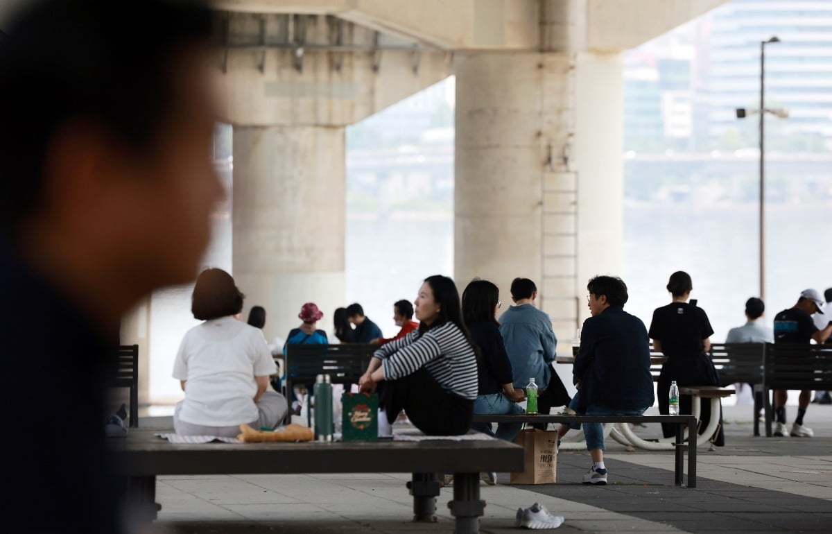 낮 기온이 최고 28도까지 오르며 초여름 날씨를 보인 27일 서울 영등포구 여의도 한강공원을 찾은 시민들이 더위를 식히고 있다. /사진=뉴스1