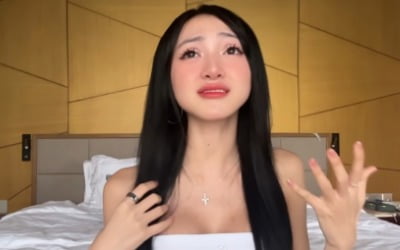'납작 가슴' 자랑스러워하더니…여성 유튜버 결국