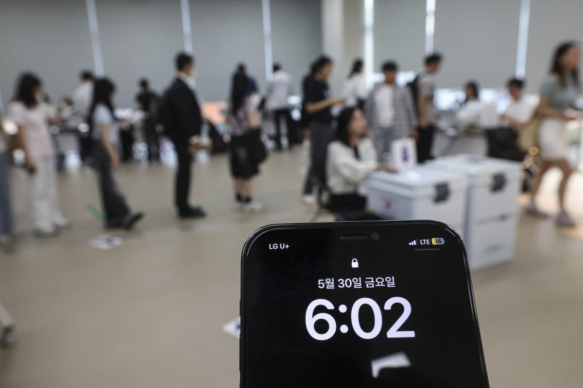 제21대 대통령 선거 사전 토토사이트 콬 둘째 날인 30일 서울 중구 을지누리센터에 마련된 사전토토사이트 콬소에서 유권자들이 토토사이트 콬를 하고 있다.