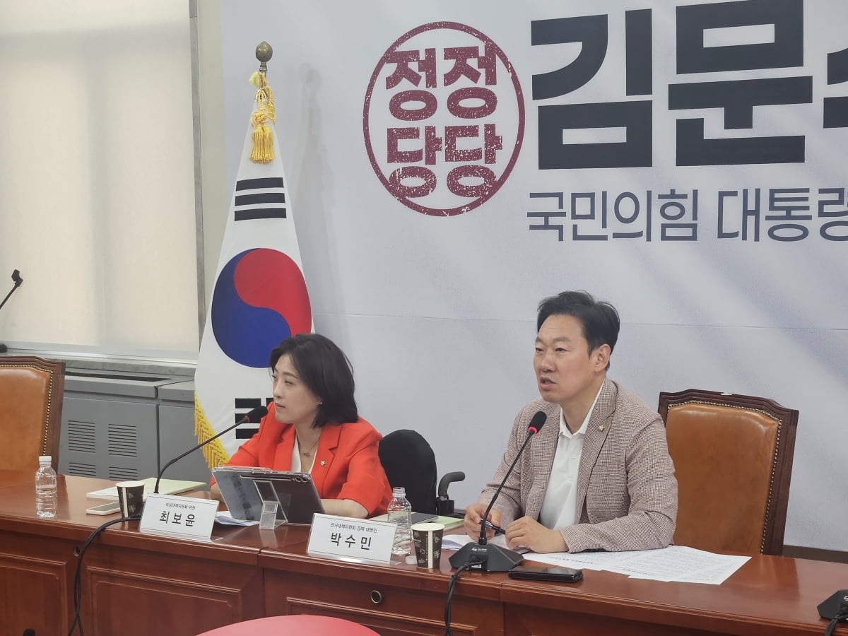 박수민(오른쪽) 국민의힘 의원과 최보윤(왼쪽) 의원이 30일 국회에서 열린 '국민의힘과 함께하는 디지털자산 업계 정책 간담회'에 참여해 발언하고 있다./사진=진욱 블루밍비트 기자