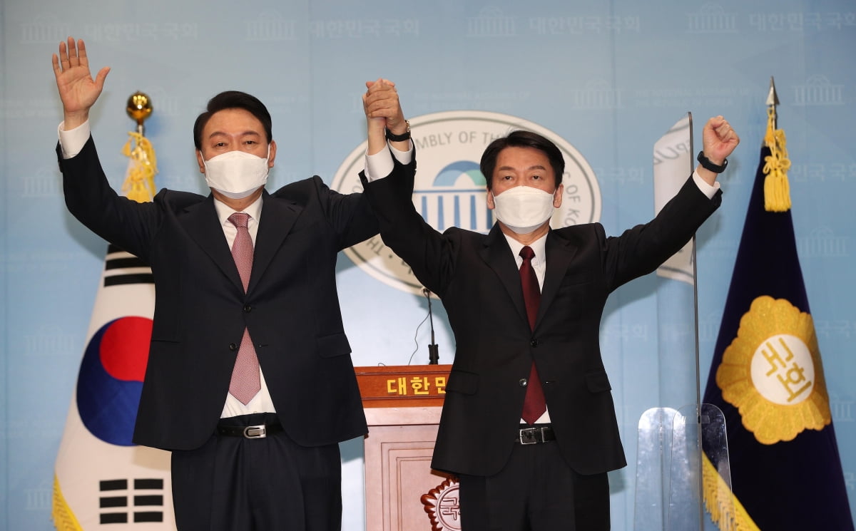 2022년 3월 당시 국민의힘 윤석열 대선 후보와 국민의당 안철수 대선 후보가 오전 국회 소통관에서 블랙토토 기자회견을 마친 뒤 포즈를 취하고 있다. /사진=연합뉴스