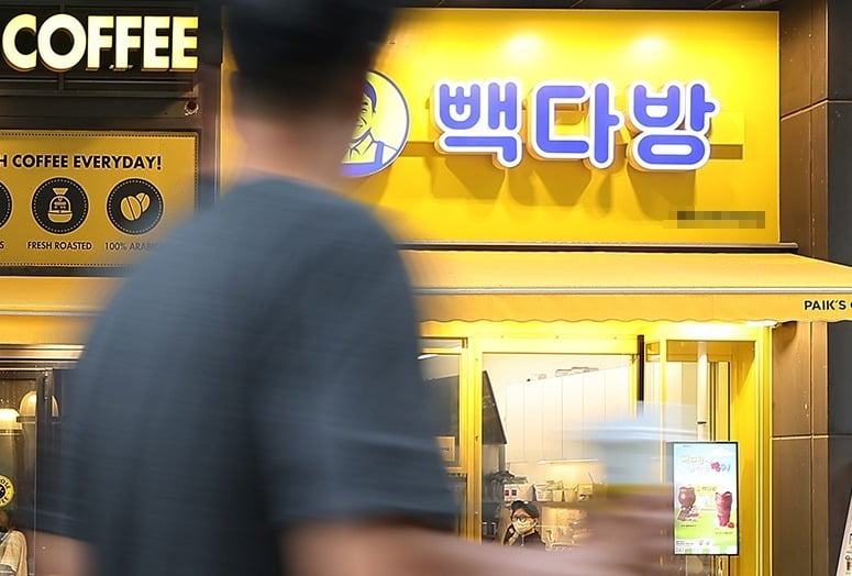 서울 종로구 광화문역 인근 건물에 위치한 모먼트 토토사이트 전문점에서 시민들이 음료를 주문하고 있다. 사진=연합뉴스