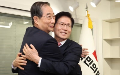 김문수·한덕수 포옹했지만…金, 선대위원장 제안에 즉답 피한 韓