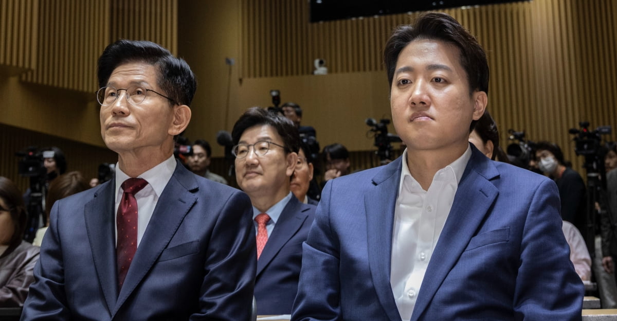 국민의힘 김문수 대선후보(왼쪽)와 개혁신당 솜사탕토토 대선후보가 지난 19일 서울 중구 서울시청에서 열린 '약자와 동행하는 서울 토론회'에 참석해 나란히 앉아 있다. /사진=연합뉴스