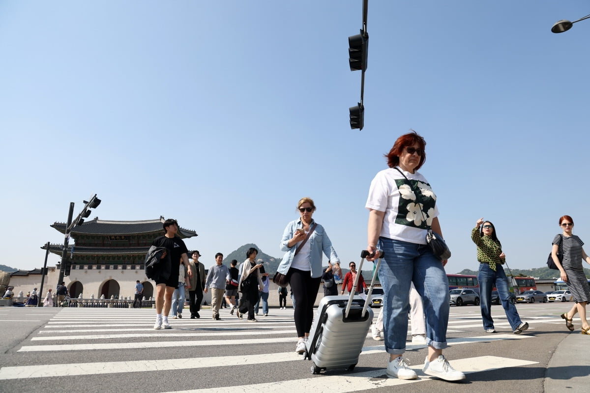 서울 광화문 광장에서 관광객들이 걷고 있다. 사진=연합뉴스