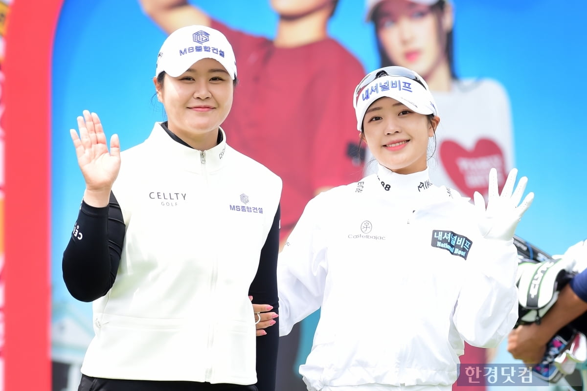 [포토] 즐겁게 웃으며 라운드 출발하는 선수들