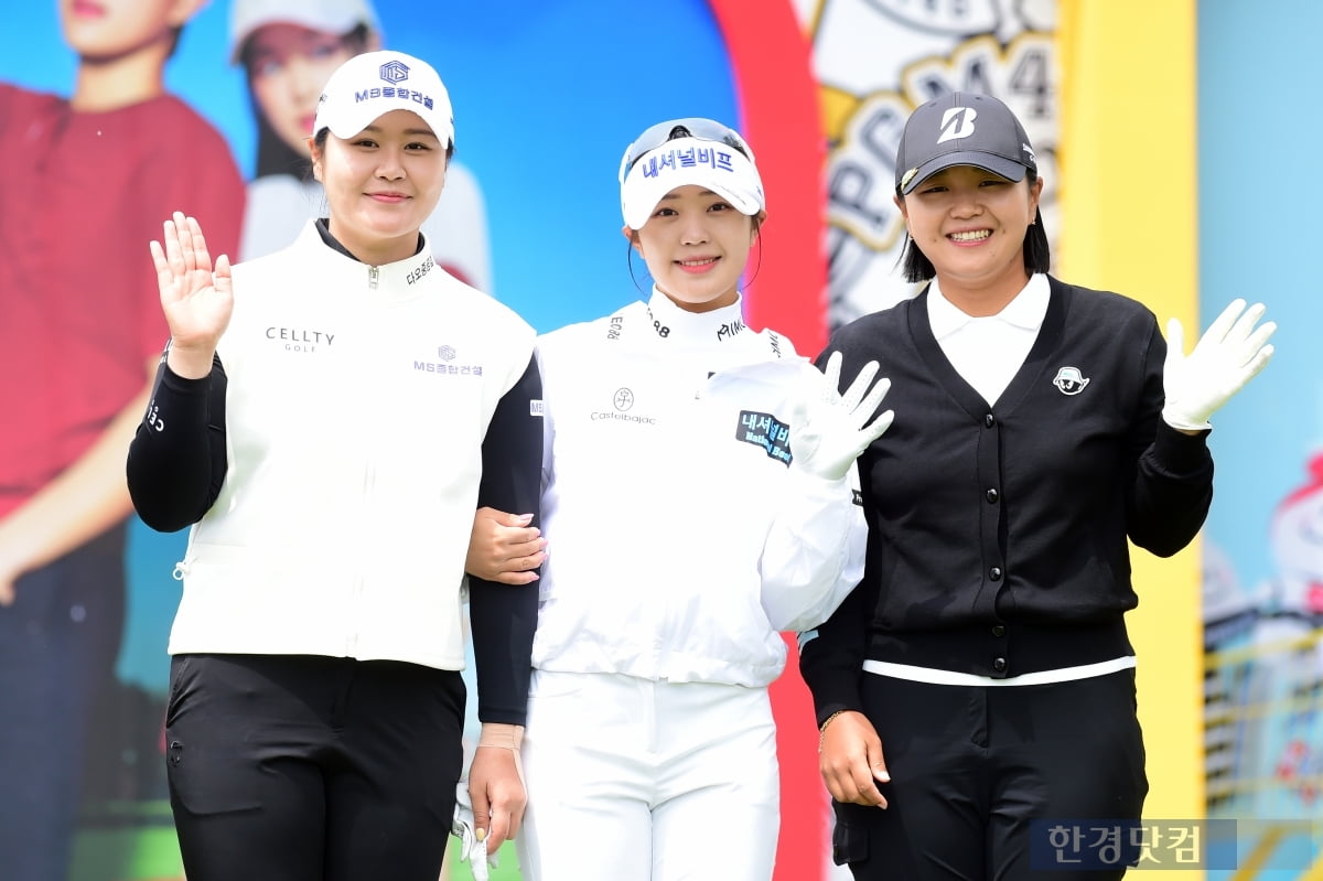 [포토] 즐겁게 웃으며 라운드 출발하는 선수들