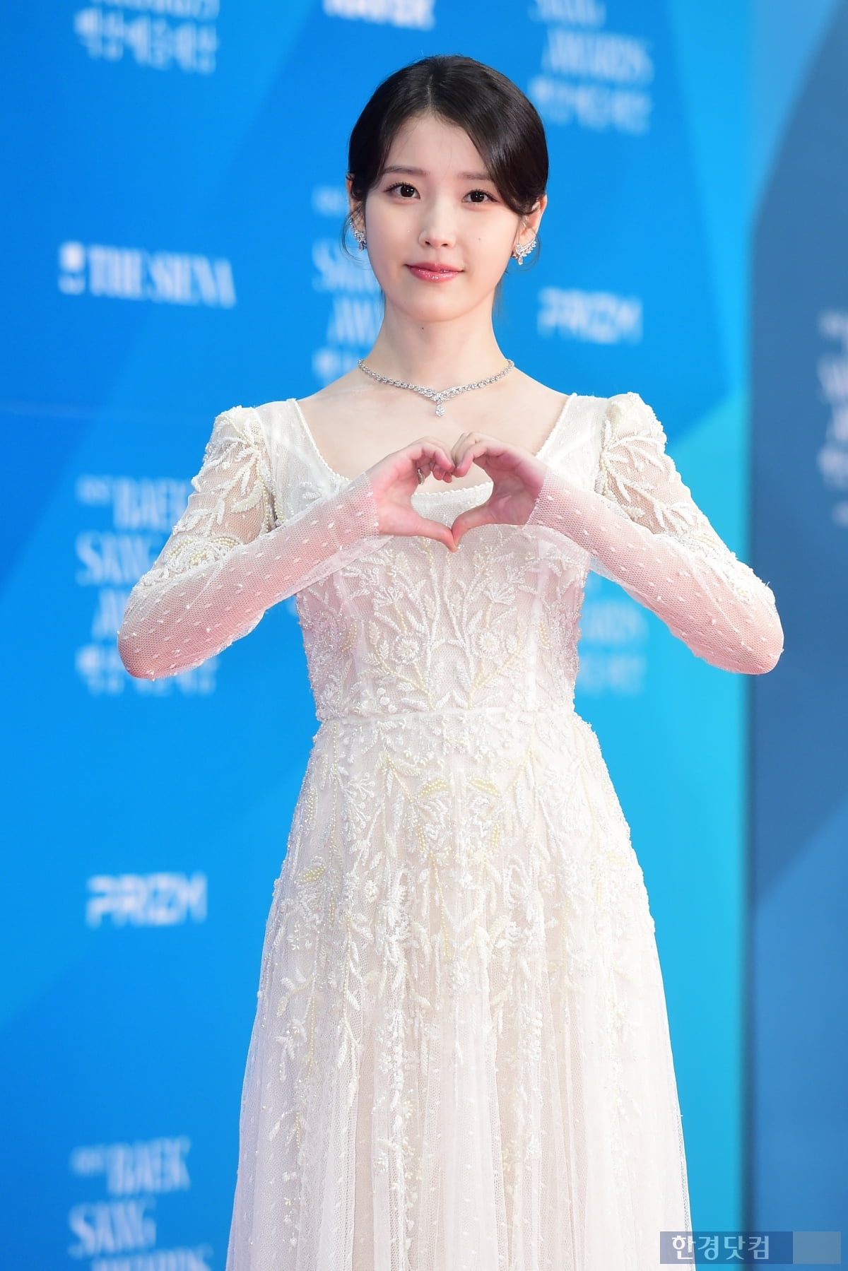 [포토] 아이유, '순백의 드레스 자태 뽐내며~'