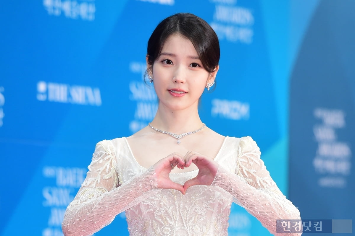 [포토] 아이유, '순백의 드레스 자태 뽐내며~'