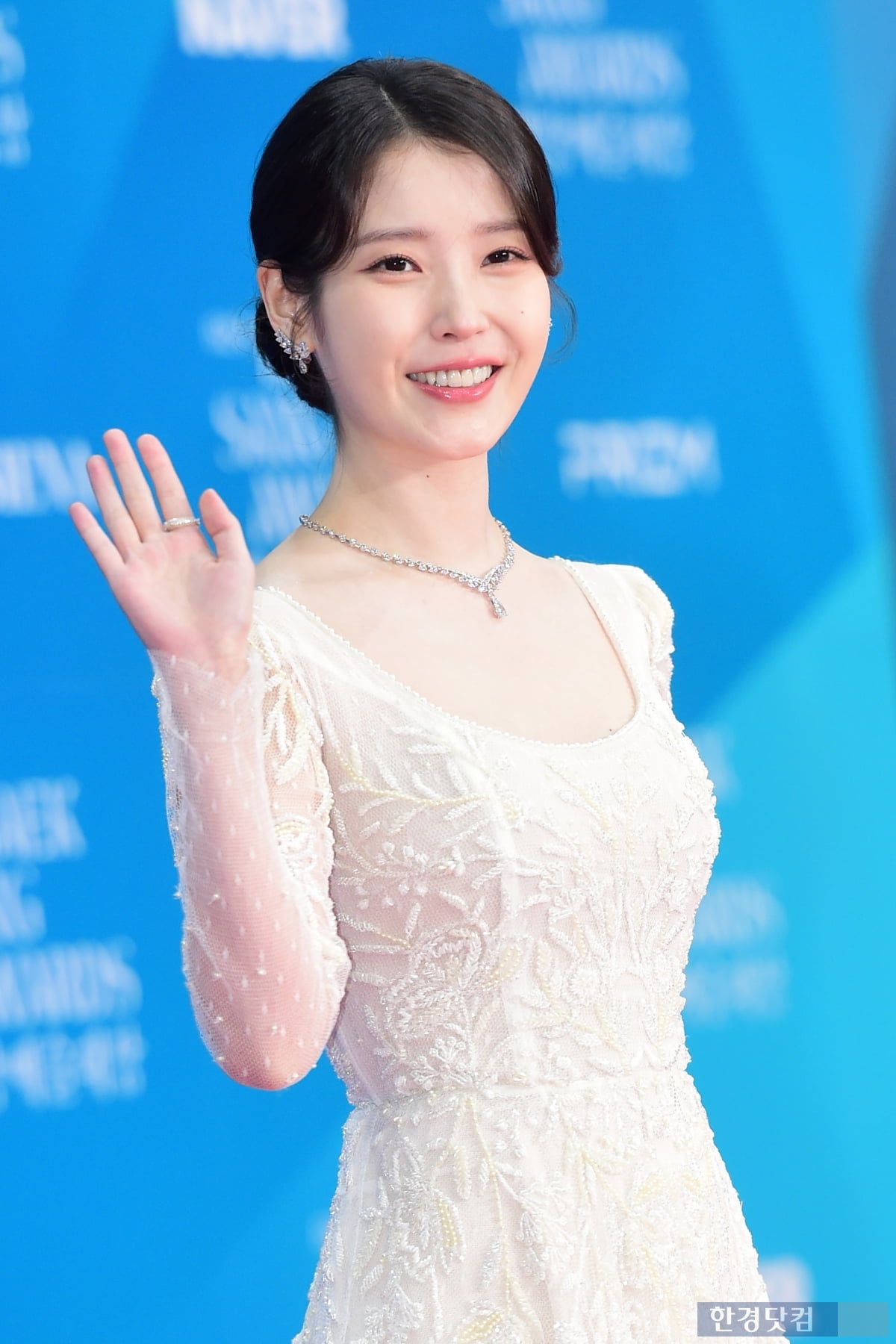 [포토] 아이유, '순백의 드레스 자태 뽐내며~'