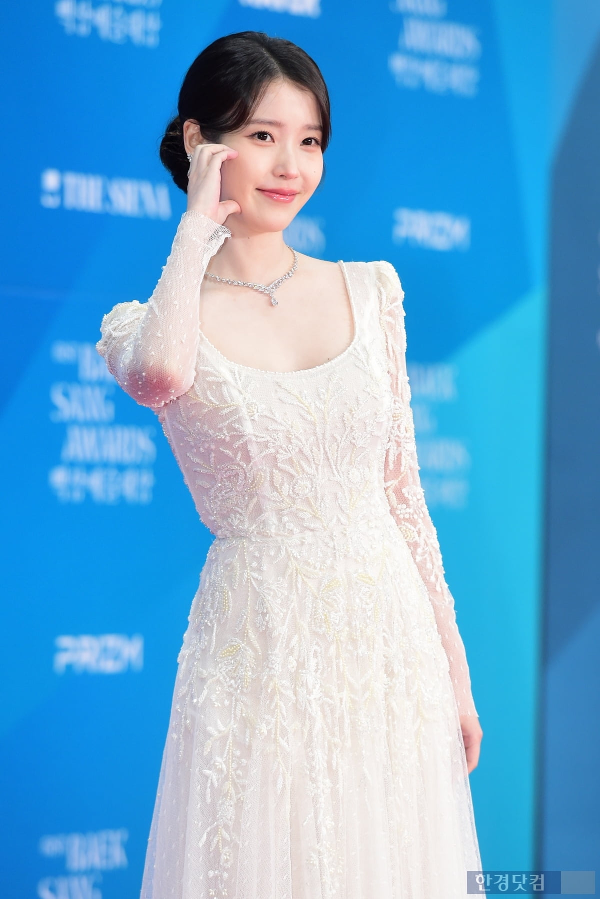 [포토] 아이유, '순백의 드레스 자태 뽐내며~'