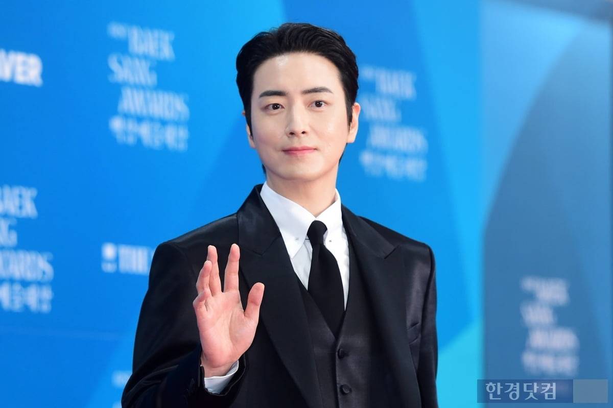 [포토] 이준혁, '멋진 모습에 팬들 심쿵'