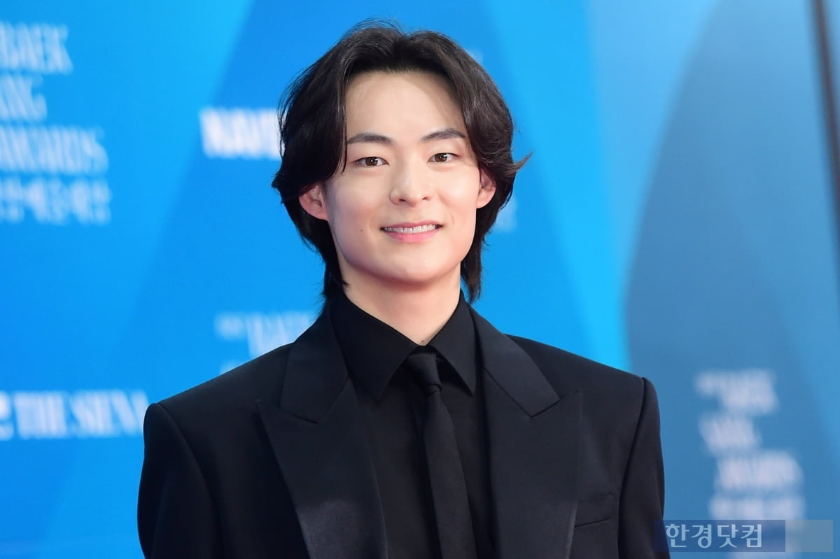 [포토] 송건희, '부드러운 미소에 팬들 심쿵'
