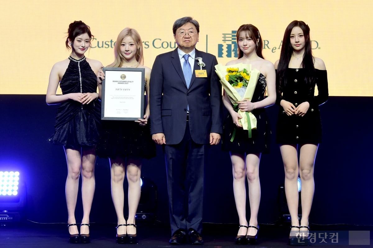 [포토] 피프티피프티, '2025 브랜드 고객충성도 대상' 여자아이돌 라이징스타 부문 수상