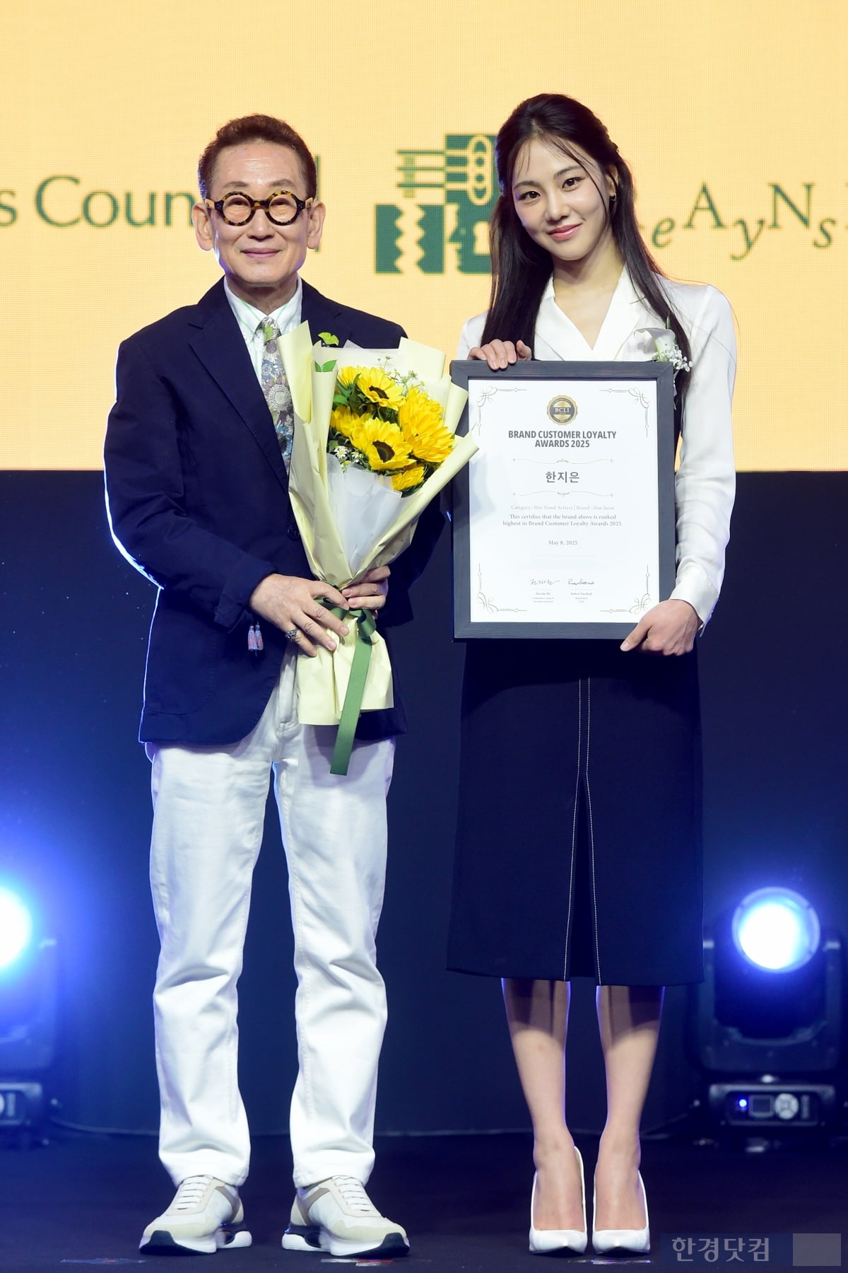 [포토] 한지은, '2025 브랜드 고객충성도 대상' 여자배우 핫트렌드 부문 수상