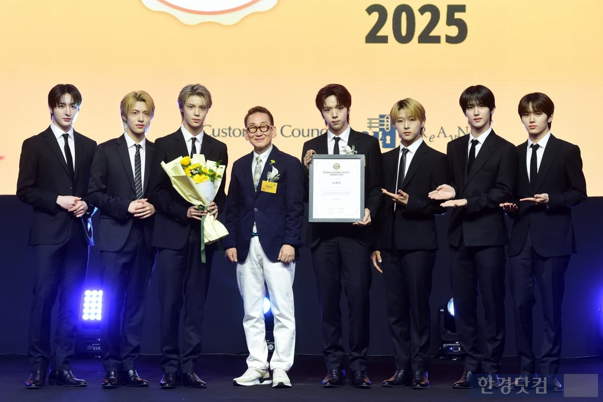 [포토] 누에라, '2025 브랜드 고객충성도 대상' 신인 남자아이돌 부문 수상