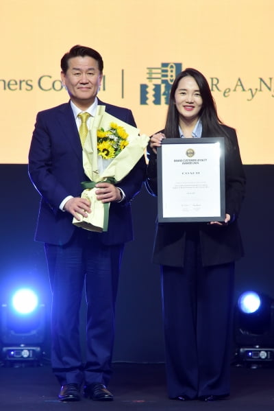 [포토] 코치, '2025 브랜드 고객충성도 대상' 여성가방 부문 수상