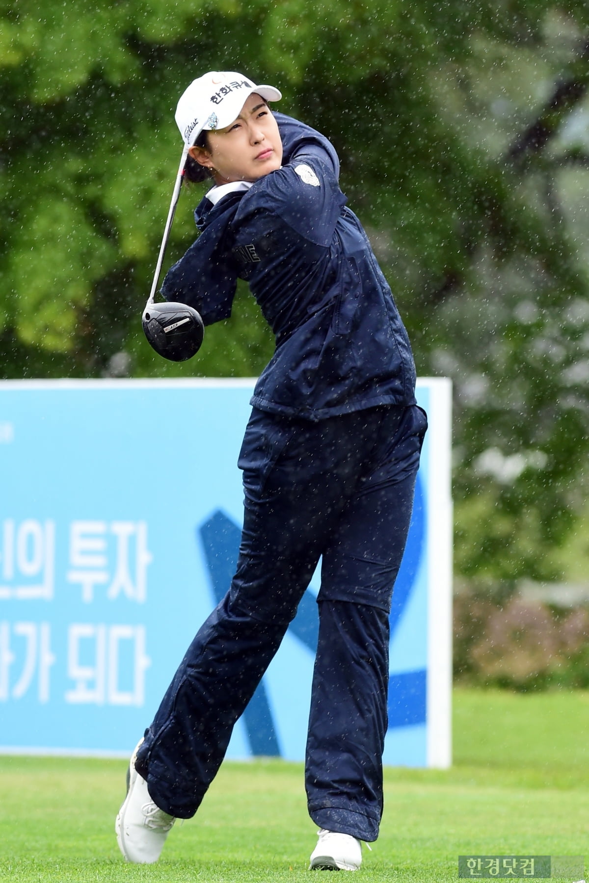 [포토] 김민주, '비바람 뚫고 힘찬 티샷'