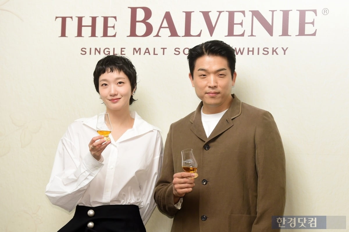 [포토] 김고은-안성재 셰프, '위스키 들고 멋진 포즈~'