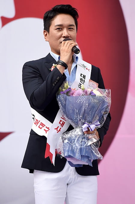 '바람막이' 해프닝 카리나 해명에도…JK김동욱 "당당한 자기 표현" 