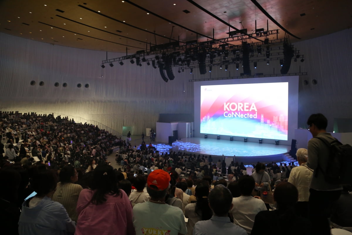 판도라토토 컬렉션 관람을 위해 모인 관객들. 사진=판도라토토관광공사