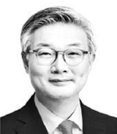 [다산칼럼] 자유민주주의 근간 흔들 사법의 정치화