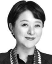 [아르떼 칼럼] 그림 한 점 앞의 질문…골목 갤러리의 실험