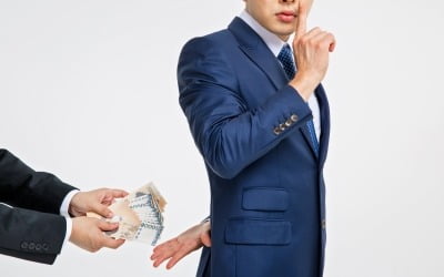 늘어나는 제약사 영업 외주화…"불법 리베이트 리스크 경고등 켜졌다"