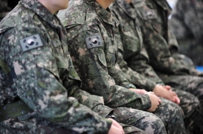 "병장 하루만 하고 전역?"…軍 병사 '자동 진급' 없앤다