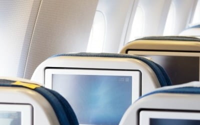 운항 중인 기내에서 비상문 열려던 30대 여성, 승무원이 제압