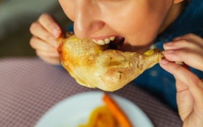 "시부모 앞에서 치킨 닭다리를…" 부부 싸움 벌어진 사연