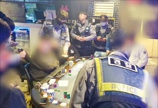지난해 5월 경기 의정부경찰서 소속 경찰들이 게임 칩을 현금으로 바꿔주는 방식으로 운영한 불법 ‘홀덤펍’ 현장을 단속하고 있다. /사진=경기북부경찰청 제공 