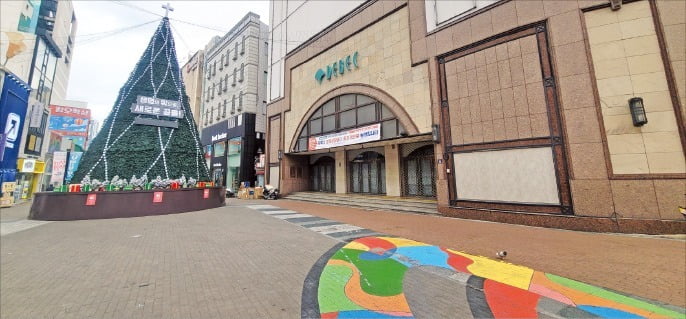 대구백화점과 텅 빈 동성로 일대 상가.  사진=한경DB