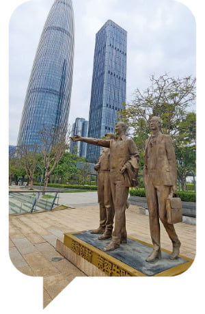 < 공원 곳곳에 과학자 동상 > 선전 인재공원 내 과학자를 기리는 조형물.  강경주 기자