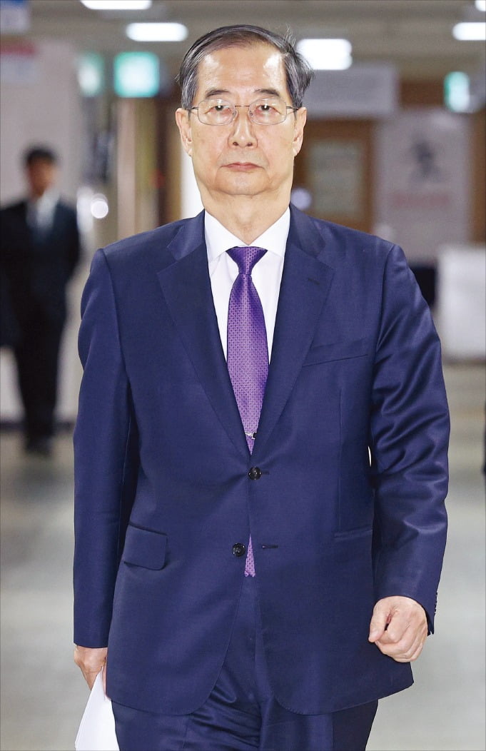 한덕수 대통령 권한대행이 1일 정부서울청사에서 대국민담화를 하기 위해 이동하고 있다. /김범준 기자