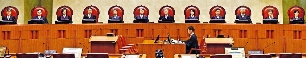 < 대법관 10명 다수의견·2명 반대 > 조희대 대법원장(왼쪽 일곱 번째)이 1일 서울 대법원 대법정에서 11명의 대법관이 착석한 가운데 이재명 더불어민주당 대선 후보의 공직선거법 위반 사건 상고심 선고를 하고 있다. 이날 대법원은 이 후보에게 무죄를 선고한 2심 판결을 깨고 유죄 취지로 파기 환송했다. 조 대법원장을 비롯한 대법관 12명 중 10명이 다수의견으로 파기환송을 결정했고 이흥구·오경미 대법관 2명은 반대의견을 냈다. /사진공동취재단