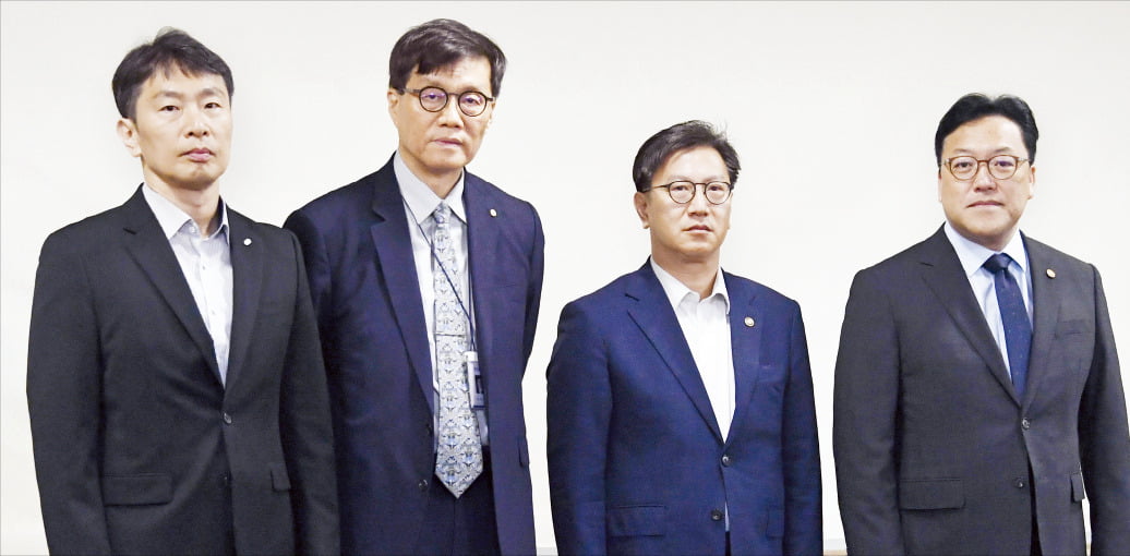 < 차관이 주재한 ‘F4회의’ > 최상목 전 부총리 겸 기획재정부 장관이 지난 1일 사퇴한 가운데 경제·금융 수장 모임인 거시경제·금융현안간담회(F4 회의)가 2일 김범석 기획재정부 장관 직무대행 주재로 열렸다. 왼쪽부터 이복현 금융감독원장, 이창용 한국은행 총재, 김 직무대행, 김병환 금융위원장.  기획재정부 제공