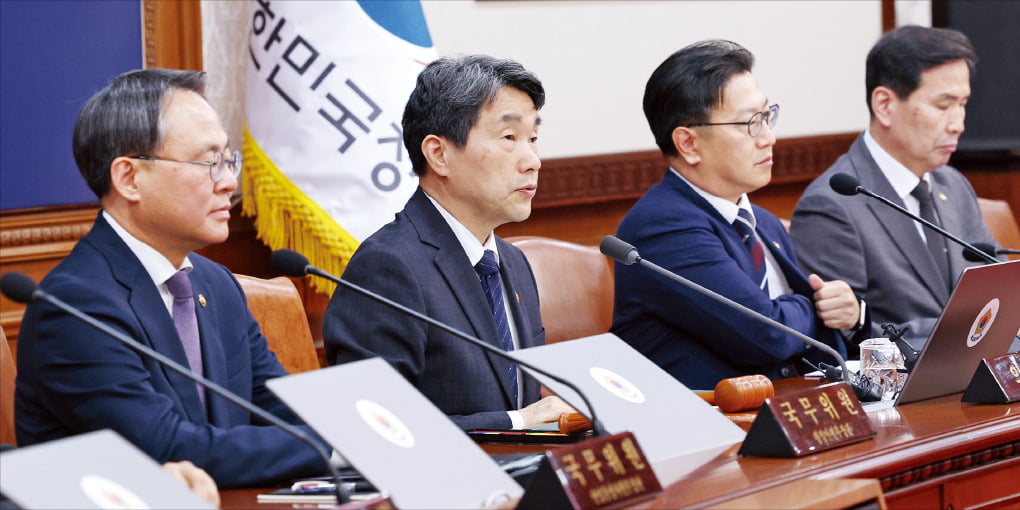 [포토] 줄탄핵에…이주호, 차관들 둘러싸여 국무회의 