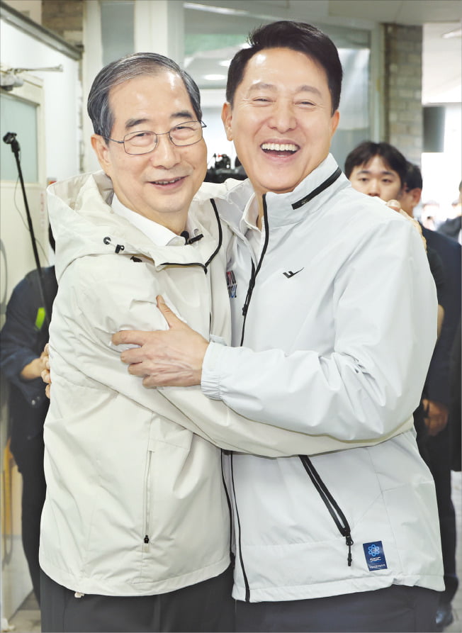 < ‘우군’ 오세훈과 첫 일정 > 대통령 선거 출마를 선언한 한덕수 전 국무총리(왼쪽)가 2일 서울 돈의동 동행식당 ‘새뜰집’에서 오세훈 서울시장(오른쪽)과 만났다. 한 전 총리는 “오 시장의 공약인 ‘약자와의 동행’을 대선 공약에 포함하겠다”고 말했다.  임형택 기자